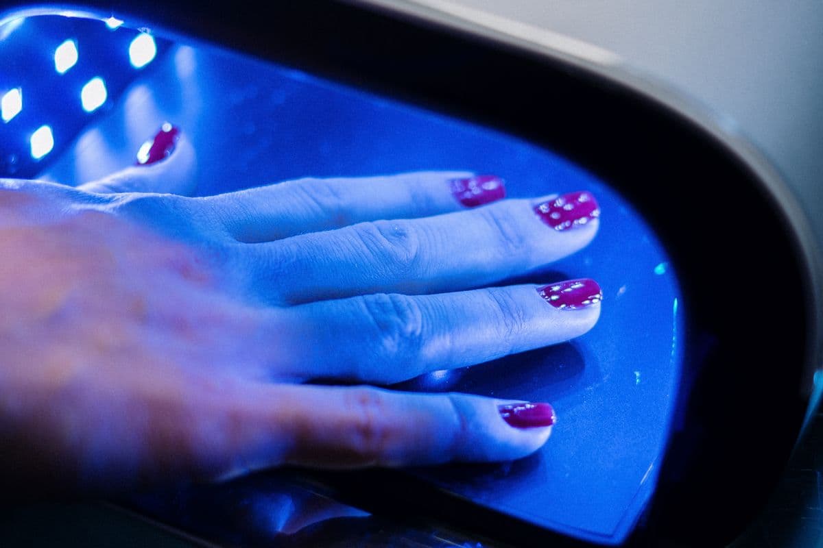 Gel nails vs regular polish: which lasts longer?